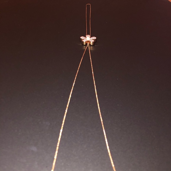Flower elastic Rose Gold Necklace with Pearl - Picture 3 of 8